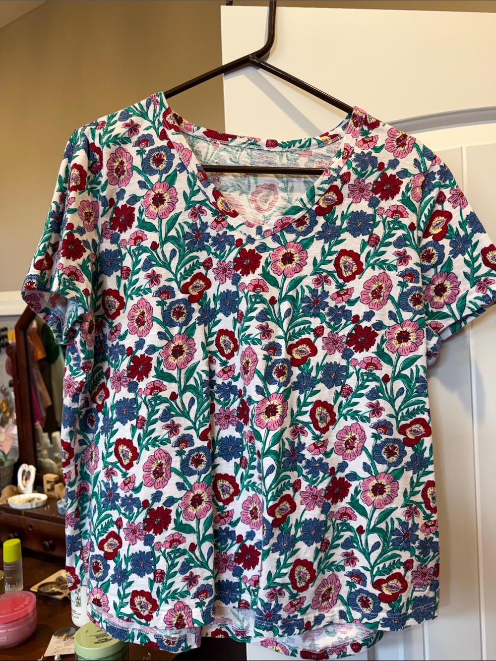 Vineyard Vines White Short-Sleeve V-Neck Top with Pink, Red & Blue Floral Print